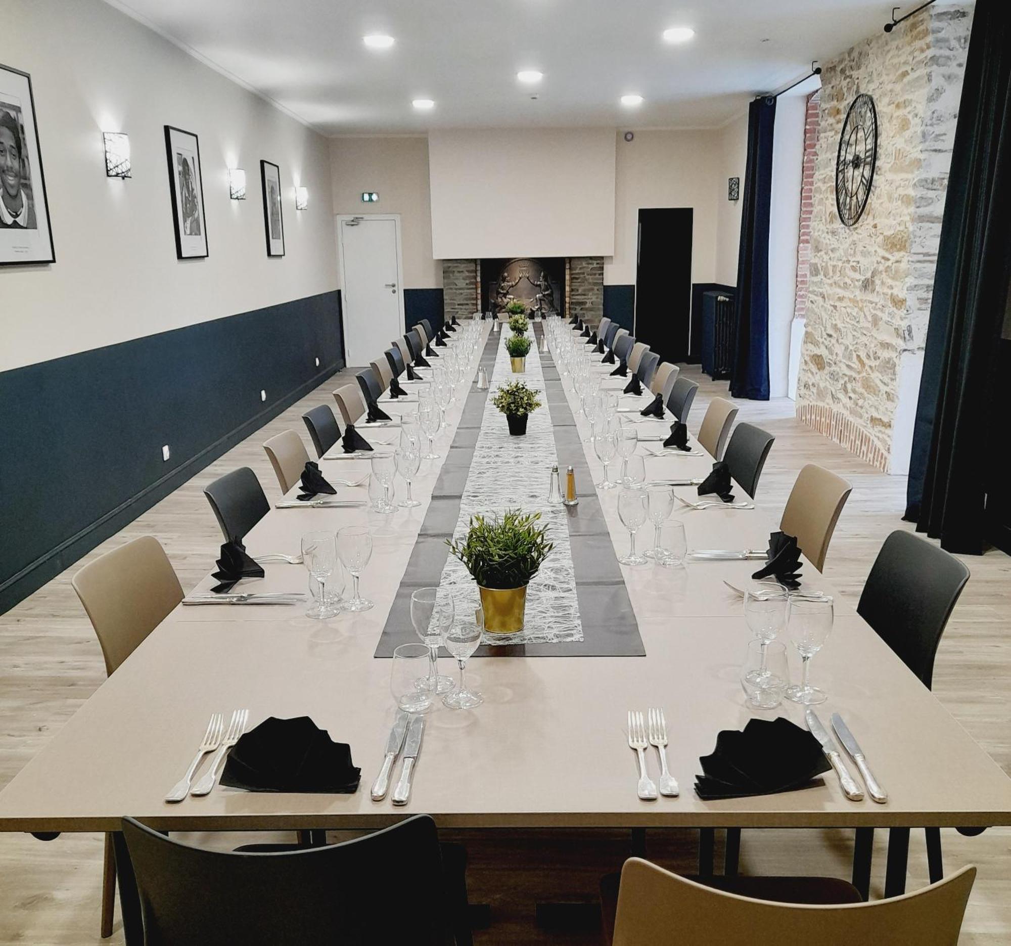 Hotel Restaurant Les Voyageurs Montaigu-Vendee Exterior photo