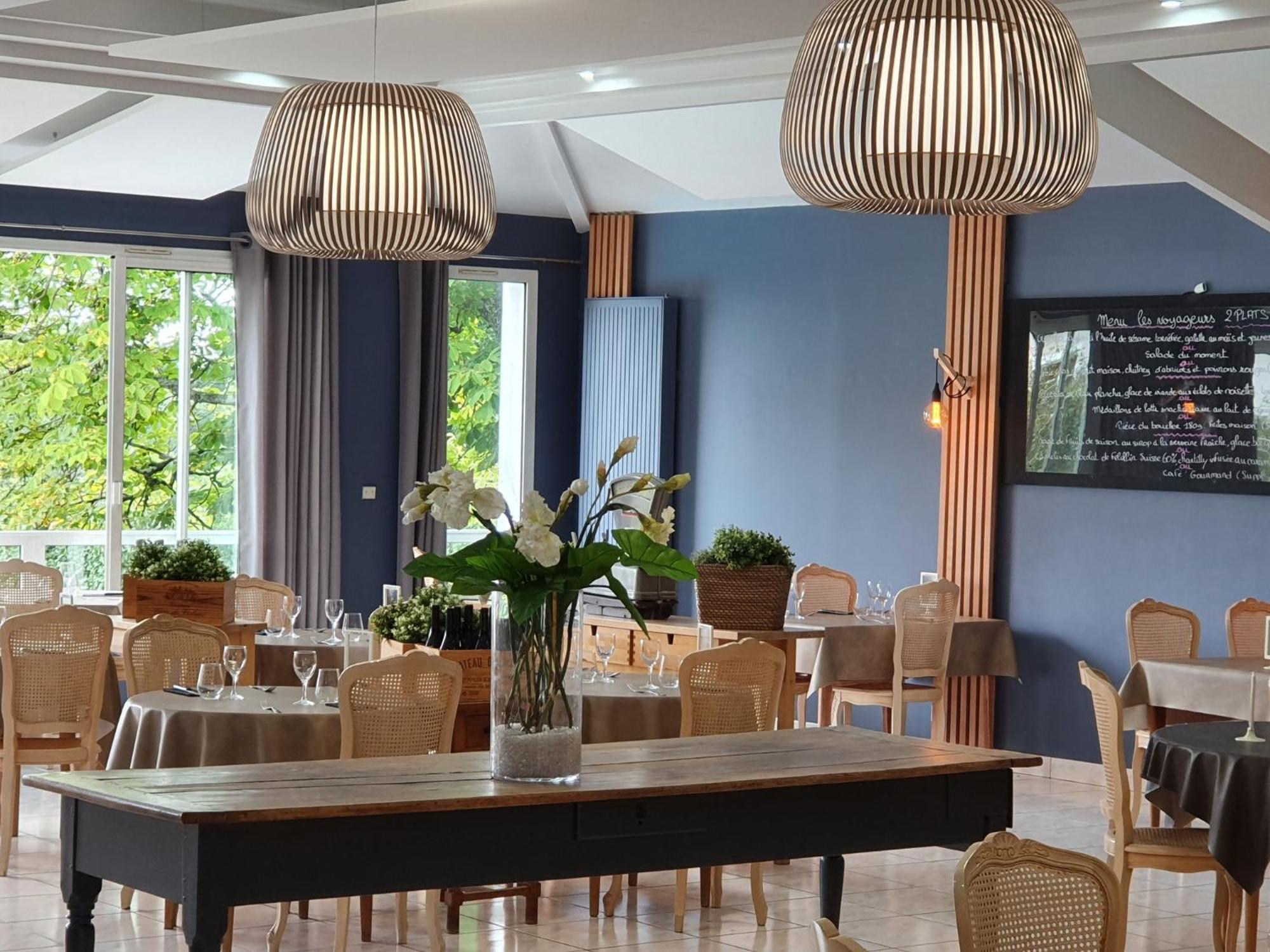 Hotel Restaurant Les Voyageurs Montaigu-Vendee Exterior photo